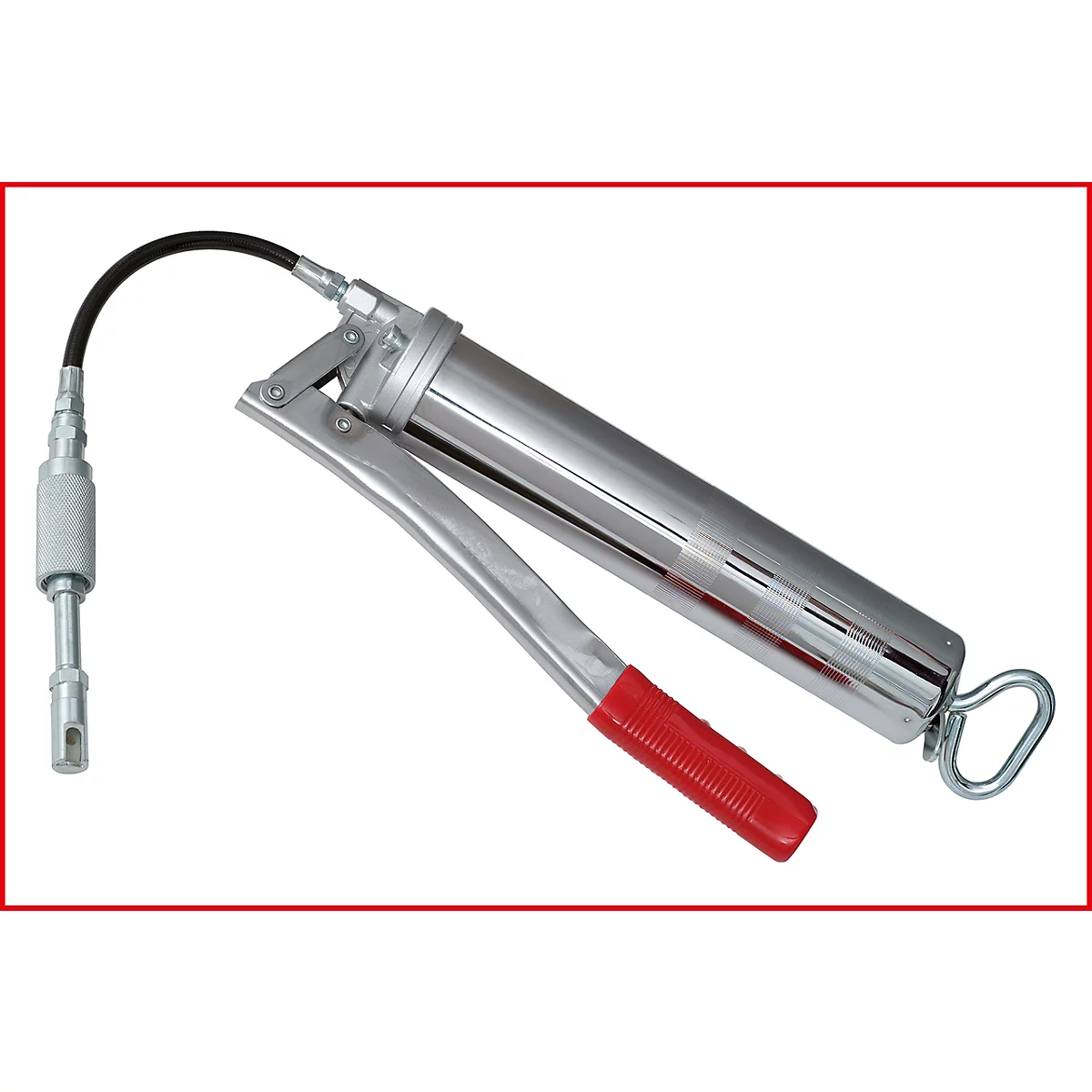 Eine Fettpresse mit rotem Griff, silbernem Zylinder und schwarzem Schlauch, vor rotem Hintergrund.